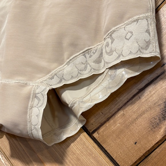 Cream Lace High-Waisted Shape wear Medium - Picture 2 of 6